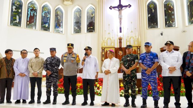 Ketua Fraksi Gerindra DPRD Sulsel, Fadel Muhammad Taufan Ansar bersama Gubernur Sulsel, Andi Sudirman Sulaiman, memantau perayaan Misa Natal 2025 di dua gereja di Kota Makassar, Rabu (24/12/2025) malam. (Foto: Istimewa)