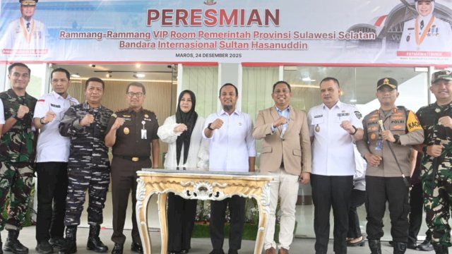 Gubernur Sulsel, Andi Sudirman Sulaiman beserta jajaran Forkopimda saat meresmikan Rammang-Rammang VIP Room di Bandara Internasional Sultan Hasanuddin, Maros. (Foto: Istimewa)