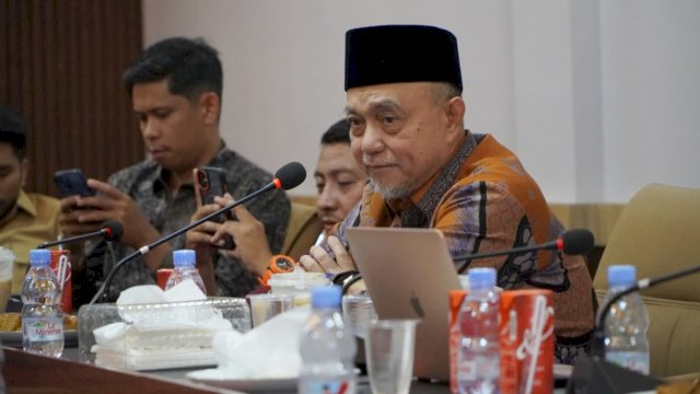 Wakil Ketua DPD RI, Tamsil Linrung saat diskusi akhir tahun bersama awak media di Kantor Perwakilan DPD RI Sulsel, Jalan Sultan Alauddin, Makassar, Rabu (31/12/2025). (Foto: Istimewa)