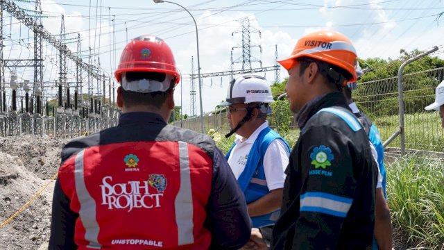 General Manager PLN UIP Sulawesi, Wisnu Kuntjoro Adi saat melakukan management patrol di proyek Gardu Induk (GI) 150 kV Punagaya, Sulawesi Selatan, kemarin. (Dok. Humas PLN UIP Sulawesi)