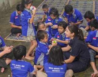 Indosat Berbagi Kasih: Anak-anak Nikmati Kehangatan dan Sukacita Natal