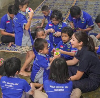 Indosat Berbagi Kasih: Anak-anak Nikmati Kehangatan dan Sukacita Natal