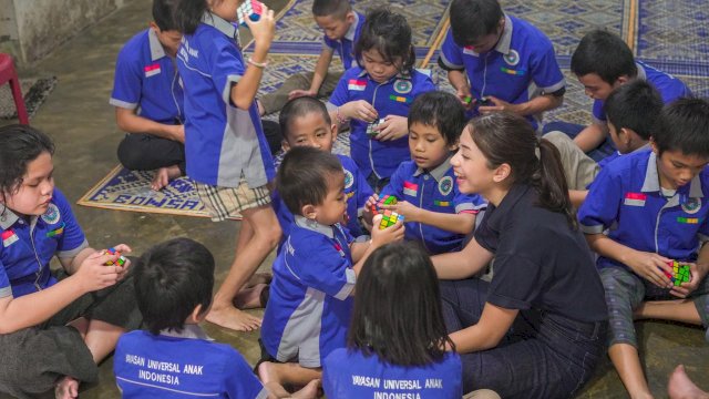 Kehangatan anak-anak dalam perayaan sukacita Natal yang dihadirkan Indosat Berbagi Kasih. (Dok. Indosat)