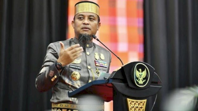 Gubernur Sulsel, Andi Sudirman Sulaiman&nbsp;menyalurkan&nbsp;bantuan keuangan tanggap darurat&nbsp;senilai Rp1,5 miliar untuk sejumlah daerah di Sumatera yang terdampak bencana banjir dan longsor. (Foto: Istimewa)