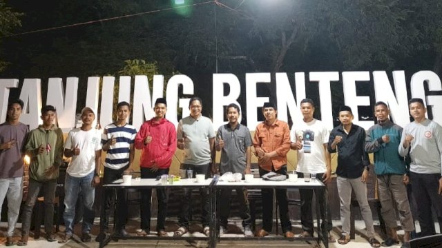 Karang Taruna Desa Lagili bersama pimpinan organisasi pemuda dan peserta Ngobrol Pikiran "Ngopi"