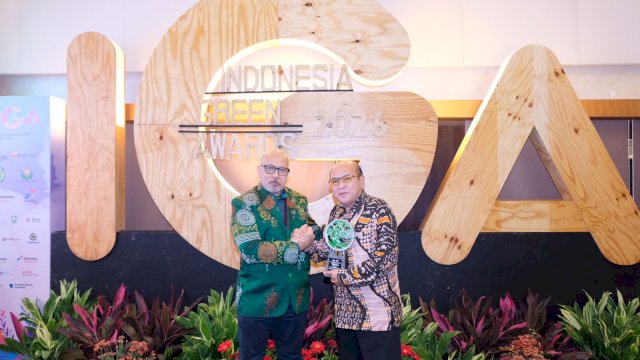PLN UIP Sulawesi berhasil menerima penghargaan prestisius berupa Platinum Alignment dalam ajang Indonesia Green Awards (IGA) 2026, kemarin. (Dok. Humas PLN UIP Sulawesi) 