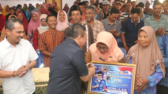 Sartono Salurkan bantuan dalam Kegiatan Sosialisasi Empat Pilar Kebangsaan