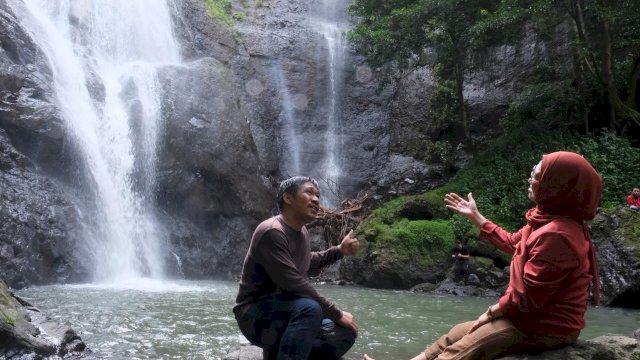Bupati Gowa, Sitti Husniah Talenrang di sela-sela berkunjung di Air Terjun Barassang, di Desa Bissoloro, Kecamatan Bungaya, kemarin. (Dok. Humas Gowa) 