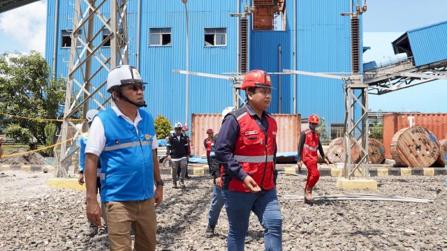 General Manager PLN UIP Sulawesi, Wisnu Kuntjoro Adi saat meninjau PLTU Punagaya 2&times;100 MW yang berlokasi di Kabupaten Jeneponto, Sulawesi Selatan. (Dok. Humas PLN UIP Sulawesi)