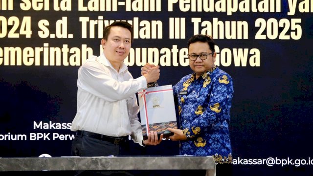 Wabup Gowa Darmawangsyah Muin saat menerima Laporan Hasil Pemeriksaan Kepatuhan atas Pengelolaan Pajak dan Retribusi Daerah Tahun 2024 hingga Triwulan III Tahun 2025 dari BPK Perwakilan Provinsi Sulawesi Selatan, di Auditorium BPK Perwakilan Sulawesi Selatan, kemarin. (Dok. Humas Gowa) 