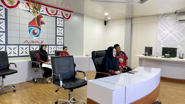 Plt Kepala Dinas Kominfo-SP Gowa, Andi Tenriwati Tahri saat menghadiri Sosialisasi Pengisian Formulir Reviu Arsitektur dan Peta Rencana SPBE secara virtual, di Peace Room Kantor Bupati Gowa. (Dok. Humas Gowa) 