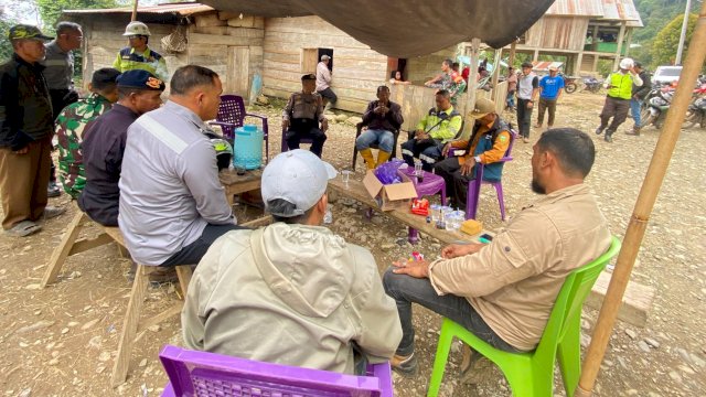 Ket: Masyarakat bersama Aparat Keamanan