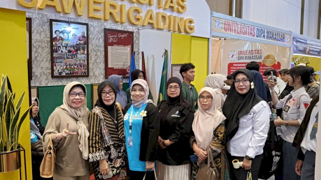 Universitas Sawerigading Makassar hadir mempromosikan program pendidikan unggulannya dalam Sulawesi Education & Techno Expo 2026, di Phinsi Ballroom, Hotel Claro Makassar, Selasa, (27/01/2026). (Dok. Humas Unsa Makassar)