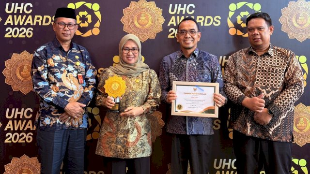 Bupati Gowa, Sitti Husniah Talenrang didampingi Kepala Dinas Kesehatan Kabupaten Gowa, drg. Abdul Haris Usman usai menerima Penghargaan UHC Award 2026, di Ballroom JIEXPO Kemayoran, Jakarta Pusat, kemarin. (Dok. Humas Gowa) 