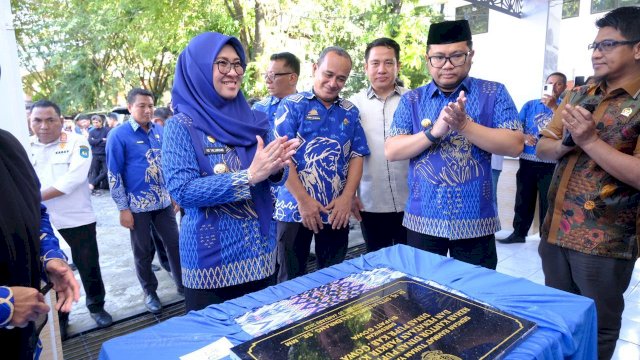 Bupati Gowa, Sitti Husniah Talenrang bersama Wakilnya Darmawangsyah Muin saat menghadiri peresmian rehabilitasi Kantor Dinas PUPR Gowa, Jumat, (30/01/2026). (Dok. Humas Gowa) 