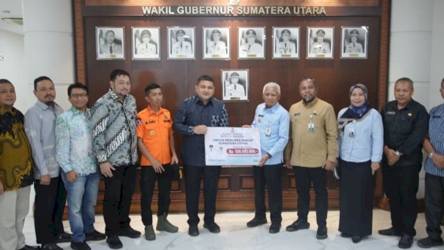 Wali Kota Makassar, Munafri Arifuddin turun langsung mengantarkan dan menyerahkan bantuan kemanusiaan kepada korban bencana alam yang melanda Provinsi Aceh, Sumatera Utara dan Sumatera Barat. (Foto: Istimewa)