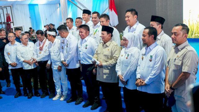 Gubernur Sulawesi Selatan, Andi Sudirman Sulaiman menerima Tanda Kehormatan Satyalancana Wira Karya dari Presiden RI, Prabowo Subianto. (Foto: Istimewa)