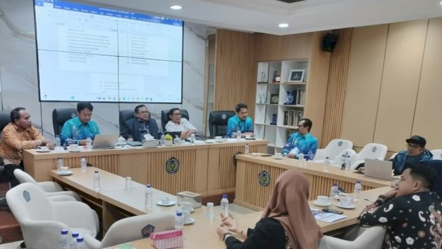 Rapat Pengurus Harian DPP IKA Unismuh Makassar bersama panitia pelantikan dan Rakernas yang digelar di Ruang Rapat Lantai 16 Gedung Iqra Universitas Muhammadiyah Makassar, Kamis (8/1/2026). (Foto: Istimewa)