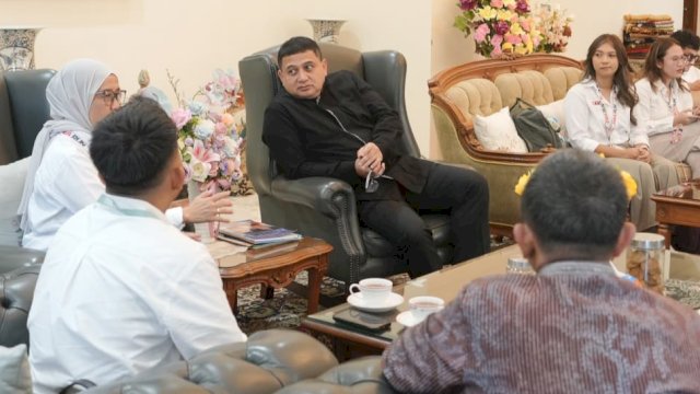 Wali Kota Makassar, Munafri Arifuddin mendengarkan laporan panitia penyelenggara Makassar Half Marathon (MHM) 2026 dalam rapat koordinasi yang digelar di kediaman Wali Kota Makassar, Jalan Chairil Anwar, Makassar, Jumat (9/1/2026). (Foto: Istimewa)