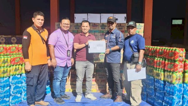 Sandiana Soemarko menyalurkan bantuan kebutuhan pokok bagi korban bencana alam di Sumatera dan Aceh. (Foto: Istimewa)