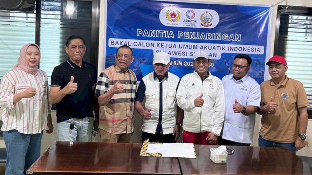 Amirullah Nur menjadi kandidat pertama yang mengembalikan formulir pendaftaran bakal calon Ketua Akuatik Sulsel, Senin (12/1/2026). (Foto: Istimewa)