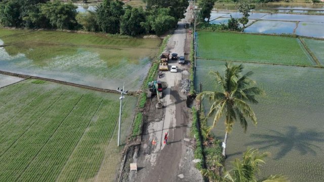 Proses pengerjaan ruas jalan Paleteang-Malimpung-batas Enrekang sepanjang 19,00 kilometer. (Foto: Istimewa)