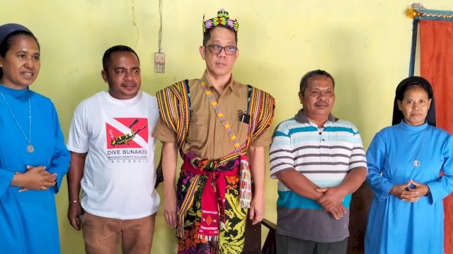 Sandiana Soemarko menyalurkan bantuan untuk pembangunan Kapela St Antonius Padua yang berlokasi di Fatumetan, Kabupaten Timor Tengah Selatan (TTS), Nusa Tenggara Timur. (Foto: Istimewa)