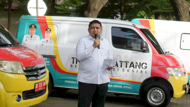 Wali Kota Makassar, Munafri Arifuddin saat meluncurkan enam unit kendaraan operasional penjangkauan yang digunakan oleh Tim Reaksi Cepat (TRC) Saribattang Dinas Sosial Kota Makassar di Anjungan Pantai Losari, Makassar, Rabu (14/1/2026). (Foto: Istimewa)