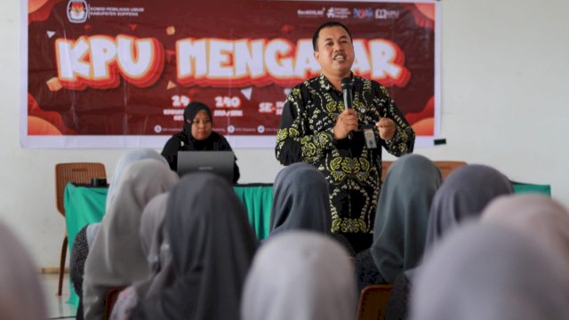 KPU Soppeng melaksanakan program "KPU Mengajar" di SMKN 4 Soppeng, Rabu (21/1/2026). (Foto: Istimewa)