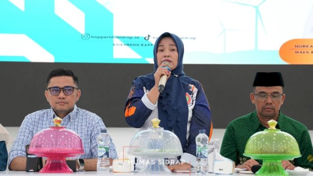 Wakil Bupati Sidrap, Nurkanaah, saat memimpin Rakor Tim Pencegahan dan Penurunan Stunting Kabupaten Sidrap Tahun 2026 di Aula Saromase, Kompleks SKPD Sidrap, Jumat (23/1/2026). (Foto: Istimewa)