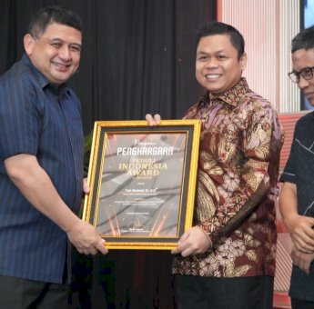 Yasir Machmud Terima Penghargaan Tokoh Inspirasi Kepemimpinan di Sektor Publik