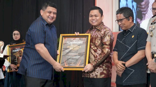 Wakil Ketua DPRD Sulsel, Yasir Machmud menerima penghargaan bergengsi Anugerah Tokoh Inspirasi Bidang Kepemimpinan Transformasional di Sektor Publik dalam ajang Peduli Indonesia Award by Herald Indonesia di Hotel Claro, Makassar, Jumat (23/1/2026). (Foto: Istimewa)