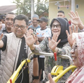 Dukung Swasembada Pangan, Andi Tenri Indah Serahkan Traktor ke Petani Gowa