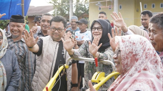 Anggota DPRD Sulsel dari Fraksi Partai Gerindra, Andi Tenri Indah menyalurkan bantuan alat dan mesin pertanian (alsintan) kepada petani di Dusun Bonto-bonto, Desa Romangloe, Kecamatan Bontomarannu, Gowa, Sabtu (24/1/2026). (Foto: Istimewa)