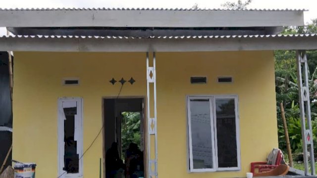 Pemprov Sulsel merealisasikan bantuan rumah layak huni bagi Pasa&rsquo; Daeng Sisi, warga Desa Penyangkalang, Kecamatan Mangarabombang, Kabupaten Takalar. (Foto: Istimewa)