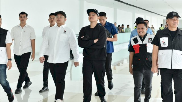 Ketua Umum PSI, Kaesang Pangarep dijemput para kader saat mendarat di Bandara Internasional Sultan Hasanuddin, Makassar, Selasa (27/1/2026). (Foto: Istimewa)