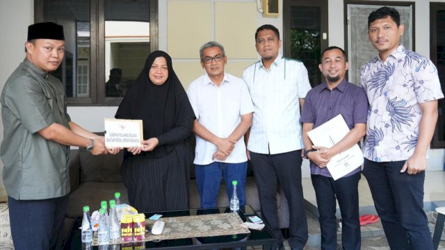 Perwakilan Gubernur Sulsel, Andi Sudirman Sulaiman saat menyerahkan bantuan santunan kepada keluarga korban kecelakaan pesawat ATR 42-500, Selasa (27/1/2026). (Foto: Istimewa)