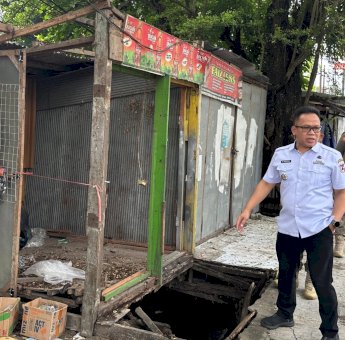 Puluhan Tahun Berdiri Diatas Trotoar, Pemkot Makassar Tertibkan 19 Lapak PKL di Jalan Sultan Alauddin
