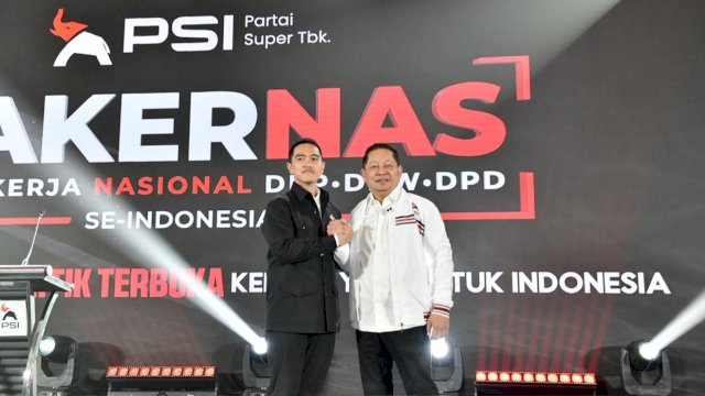 Ketua Umum DPP PSI, Kaesang Pangarep mengumumkan mantan kader NasDem, Rusdi Masse Mappasessu (RMS) resmi bergabung dengan PSI dalam Rakernas di Hotel Claro, Jalan AP Pettarani, Makassar, Kamis (29/1/2026). (Foto: Istimewa)