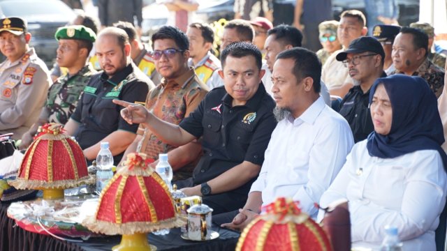 Gubernur Sulsel Andi Sudirman Sulaiman, Bupati Sinjai Ratnawati Arif, serta Anggota DPRD Sulsel, Heriwawan dan Achmad Fauzan Guntur saat meresmikan Jembatan Sungai Balampangi di Desa Bua, Kecamatan Tellu Limpoe, Kabupaten Sinjai, Sabtu (31/1/2026). (Foto: Istimewa)