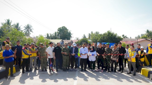 Gubernur Sulsel, Andi Sudirman Sulaiman meresmikan Jembatan Sungai Balampangi yang terletak di Desa Bua, Kecamatan Tellu Limpoe, Kabupaten Sinjai, Sabtu (31/1/2026). (Foto: Istimewa)