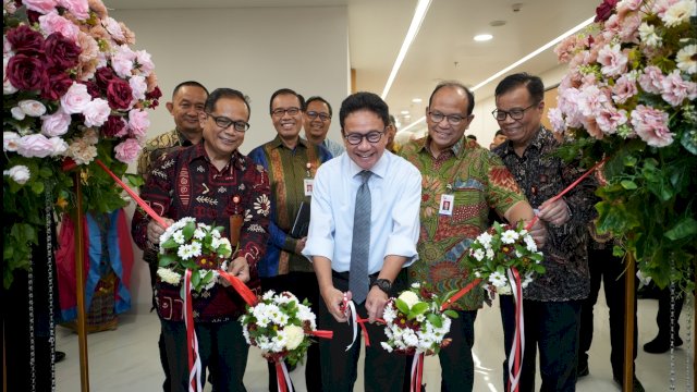 Wakil Ketua Dewan Komisioner OJK Mirza Adityaswara (tengah, didampingi Kepala OJK Sulselbar Moch Muchlasin (kiri) saat melakukan pengguntingan pita pada Peresmian Learning Center OJK, di Kantor OJK Sulselbar, kemarin. (Dok. Humas OJK Sulselbar)