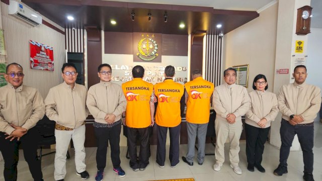 OJK serahkan tersangka perkara tindak pidana pasar modal PT Sriwahana Adityakarta, Tbk (SWAT). (Dok. Otoritas Jasa Keuangan) 