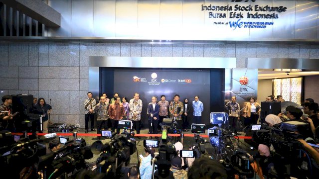 Ketua Dewan Komisioner, OJK Mahendra Siregar (tengah) dalam jumpa pers di Bursa Efek Indonesia, kemarin. (Otoritas Jasa Keuangan) 