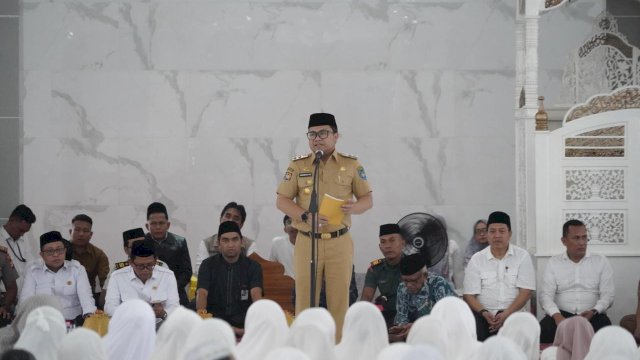 Wakil Bupati Gowa, Darmawangsyah Muin saat membuka Bimbingan Manasik JCH Terintegrasi Tingkat Kabupaten Gowa Tahun 1447 H / 2026 M, di Masjid Agung Syekh Yusuf, Senin (02/02/2026). (Dok. Humas Gowa) 