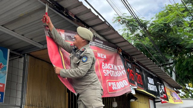 Anggota Satpol PP Gowa saat menerbitkan sejumlah reklame di sepanjang jalan Kota Sungguminasa, Kamis, (05/02/2026). (Dok. Humas Gowa) 