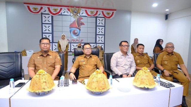 Wakil Bupati Gowa, Darmawangsyah Muin saat membuka Forum Konsultasi Publik Penyusunan RKPD Kabupaten Gowa Tahun 2027, di Peace Room Kantor Bupati Gowa, Selasa (10/02/2026). (Dok. Humas Gowa) 