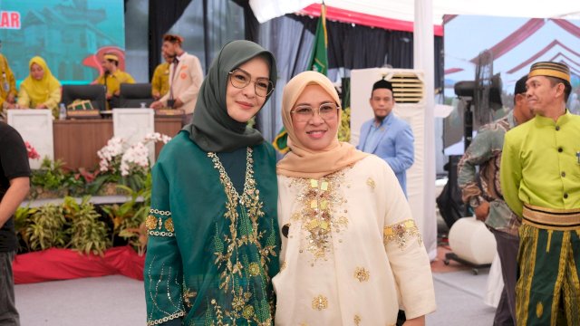 Bupati Gowa, Sitti Husniah Talenrang berfoto bersama Ketua DPRD Sulsel Andi Rachmatika Dewi (Cicu) saat menghadiri langsung peringatan Hari Jadi Ke-66 Tahun Kabupaten Takalar, di Lapangan Upacara Kantor Bupati Takalar, kemarin. (Dok. Humas Gowa) 
