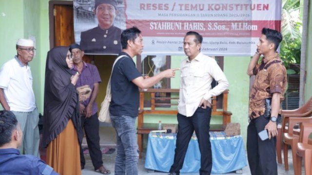 Wakil ketua DPRD Bulukumba, Syahruni Haris bercengkrama dengan warga dalam reses nya. [Ist]