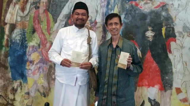 Ket: Penulis, Andi Makmur Makka bersama Ibrah La Iman (baju putih)